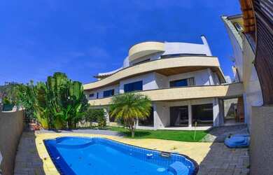 Imagem: A casa possui 6 Dormitórios, 2 Suítes, 5 Banheiros, 4 Vagas