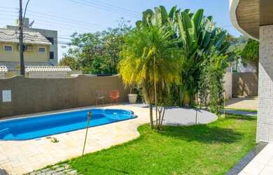 Imagem: A casa possui 6 Dormitórios, 2 Suítes, 5 Banheiros, 4 Vagas