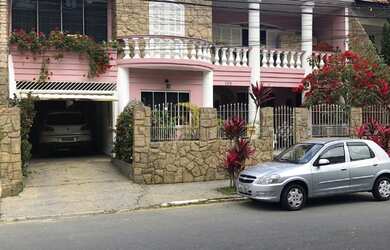 Imagem: A casa possui 4 Dormitórios, 1 Suíte, 4 Banheiros, 2 Vagas