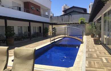 Imagem: A casa possui 5 Dormitórios, 4 Suítes, 6 Banheiros, 3 Vagas