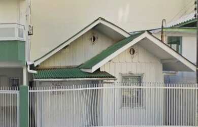 Imagem: A casa possui 3 Dormitórios, 1 Banheiro, 1 Vaga na garagem