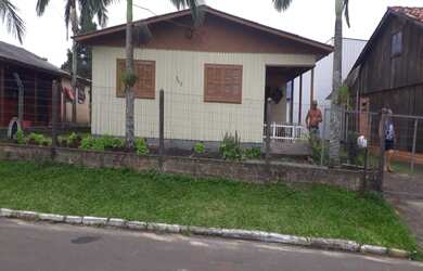 Imagem: A casa possui 3 Dormitórios, 1 Banheiro, 2 Vagas na garagem