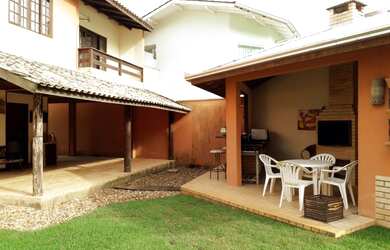 Imagem: A casa possui 2 Dormitórios, 2 Suítes, 3 Banheiros, 3 Vagas