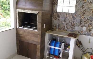 Imagem: A casa possui 2 Dormitórios, 1 Suíte, 2 Vagas na garagem