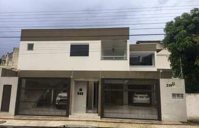 Imagem: A casa possui 3 Dormitórios, 1 Suíte, 3 Banheiros, 5 Vagas