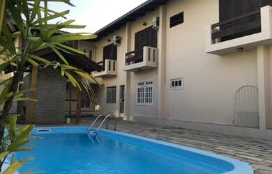 Imagem: A casa possui 6 Dormitórios, 3 Suítes, 8 Vagas na garagem