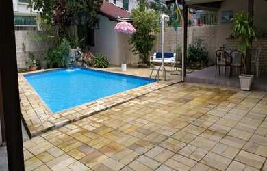 Imagem: A casa possui 4 Dormitórios, 2 Suítes, 4 Vagas na garagem