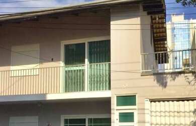 Imagem: A casa possui 5 Dormitórios, 1 Suíte, 3 Banheiros, 3 Vagas