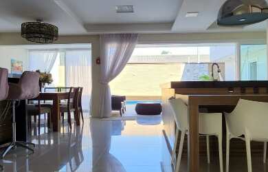 Imagem: A casa em condomínio possui 4 Dormitórios, 4 Suítes, 7 Banheiros