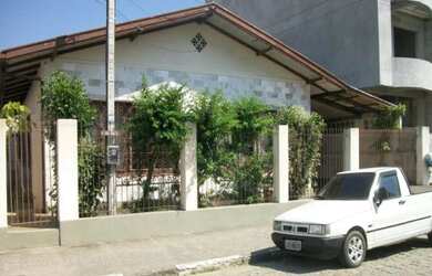 Imagem: A casa possui 3 Dormitórios, 1 Suíte, 2 Banheiros, 3 Vagas