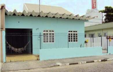 Imagem: A casa possui 3 Dormitórios, 1 Banheiro, 3 Vagas na garagem