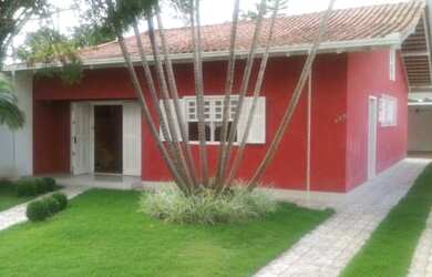 Imagem: A casa possui 3 Dormitórios, 1 Suíte, 3 Banheiros, 3 Vagas