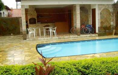 Imagem: A casa possui 4 Dormitórios, 2 Suítes, 4 Banheiros, 4 Vagas