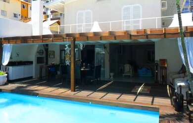 Imagem: A casa possui 4 Dormitórios, 3 Banheiros, 4 Vagas na garagem