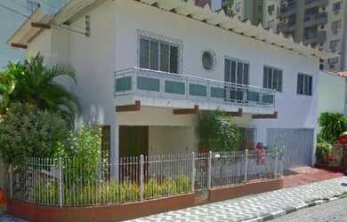 Imagem: A casa possui 4 Dormitórios, 5 Banheiros, 4 Vagas na garagem