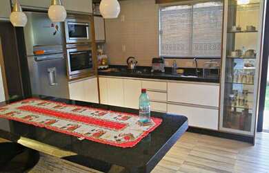 Imagem: A casa possui 2 Dormitórios, 1 Banheiro, 2 Vagas na garagem