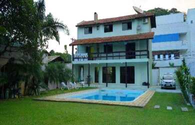 Imagem: A casa possui 3 Dormitórios, 3 Banheiros, 4 Vagas na garagem