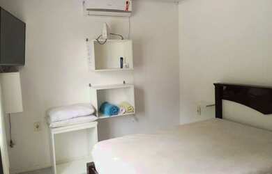 Imagem: A casa para temporada possui 2 Dormitórios, 1 Banheiro, 1 Vaga