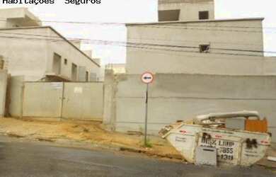 Imagem: A casa possui 2 Dormitórios, 1 Suíte, 1 Banheiro, 2 Vagas