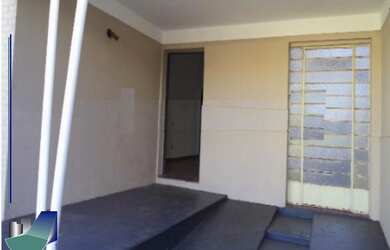 Imagem: A casa possui 3 Dormitórios, 1 Banheiro, 1 Vaga na garagem