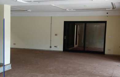 Imagem: A casa possui 4 Dormitórios, 2 Suítes, 5 Banheiros, 4 Vagas