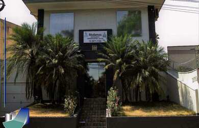 Imagem: A loja possui 4 Dormitórios, 2 Suítes, 2 Vagas na garagem