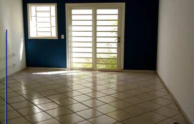 Imagem: A loja possui 3 Dormitórios, 3 Banheiros, 4 Vagas na garagem