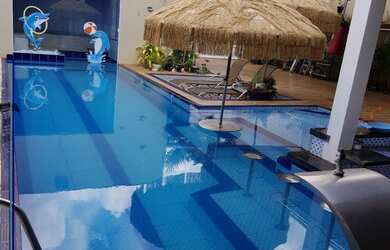 Imagem: A casa possui 3 Dormitórios, 3 Suítes, 5 Banheiros, 4 Vagas