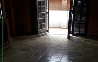 Imagem: A casa possui 3 Dormitórios, 1 Suíte, 4 Banheiros, 4 Vagas