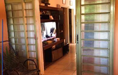 Imagem: A casa possui 3 Dormitórios, 1 Suíte, 2 Banheiros, 2 Vagas