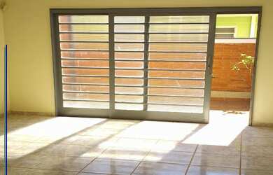 Imagem: A casa possui 3 Dormitórios, 1 Suíte, 3 Banheiros, 5 Vagas