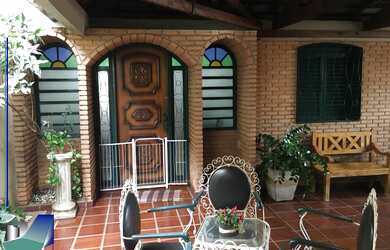 Imagem: A casa possui 4 Dormitórios, 2 Suítes, 4 Banheiros, 3 Vagas