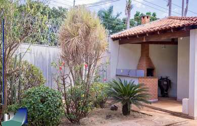 Imagem: A casa possui 3 Dormitórios, 3 Suítes, 5 Banheiros, 2 Vagas