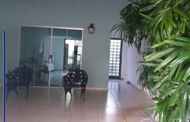 Imagem: A casa possui 3 Dormitórios, 1 Suíte, 2 Banheiros, 2 Vagas