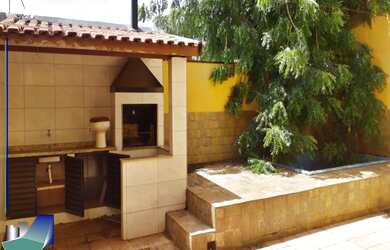 Imagem: A casa possui 3 Dormitórios, 3 Suítes, 4 Banheiros, 1 Vaga