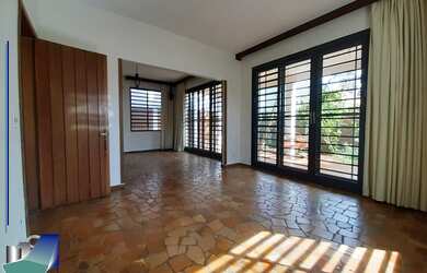 Imagem: A casa possui 5 Dormitórios, 1 Suíte, 4 Banheiros, 3 Vagas