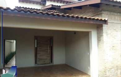 Imagem: A casa possui 3 Dormitórios, 3 Suítes, 5 Banheiros, 2 Vagas