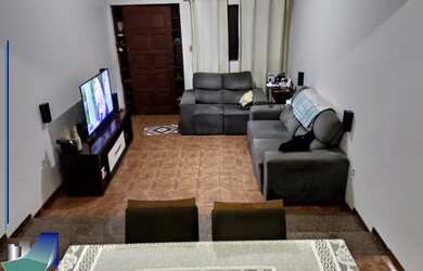 Imagem: A casa possui 2 Dormitórios, 1 Suíte, 2 Banheiros, 3 Vagas