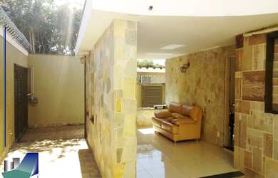 Imagem: A casa possui 3 Dormitórios, 1 Suíte, 3 Banheiros, 6 Vagas