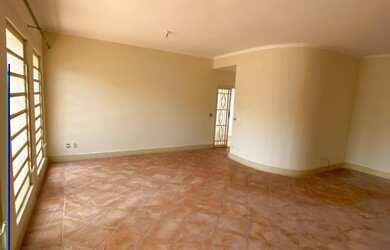 Imagem: A casa possui 3 Dormitórios, 1 Suíte, 5 Banheiros, 2 Vagas