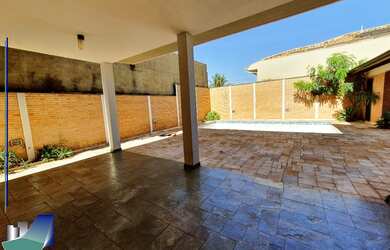 Imagem: A casa possui 5 Dormitórios, 4 Suítes, 6 Banheiros, 5 Vagas