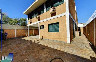 Imagem: A casa possui 5 Dormitórios, 4 Suítes, 6 Banheiros, 5 Vagas