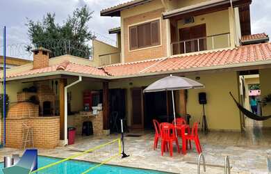 Imagem: A casa possui 4 Dormitórios, 2 Suítes, 4 Banheiros, 2 Vagas