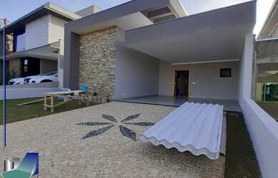 Imagem: A casa em condomínio possui 3 Dormitórios, 3 Suítes, 4 Banheiros