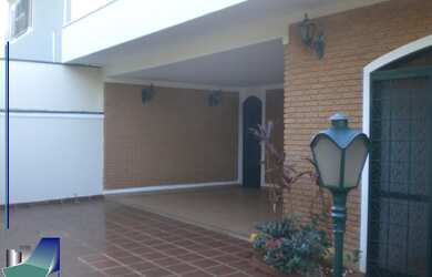 Imagem: A casa possui 3 Dormitórios, 1 Suíte, 3 Banheiros, 4 Vagas