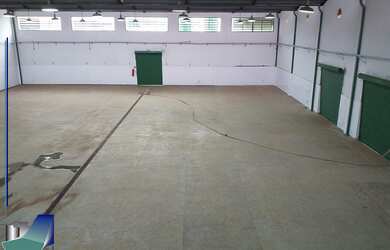 Imagem: O depósito possui 15 Banheiros, 1.600m² de Área e está