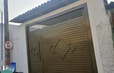 Imagem: A casa possui 4 Dormitórios, 2 Banheiros, 2 Vagas na garagem