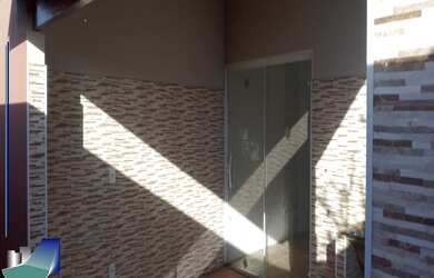 Imagem: A casa possui 3 Dormitórios, 1 Suíte, 2 Banheiros, 4 Vagas