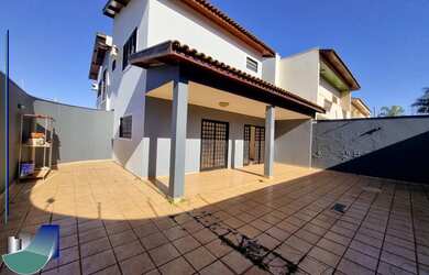 Imagem: A casa possui 5 Dormitórios, 4 Suítes, 6 Banheiros, 4 Vagas