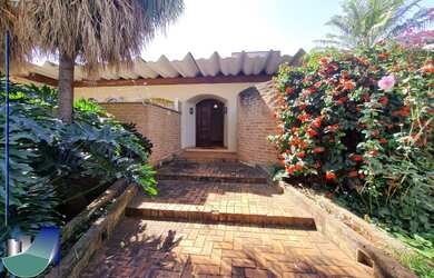 Imagem: A casa possui 4 Dormitórios, 2 Suítes, 7 Banheiros, 5 Vagas